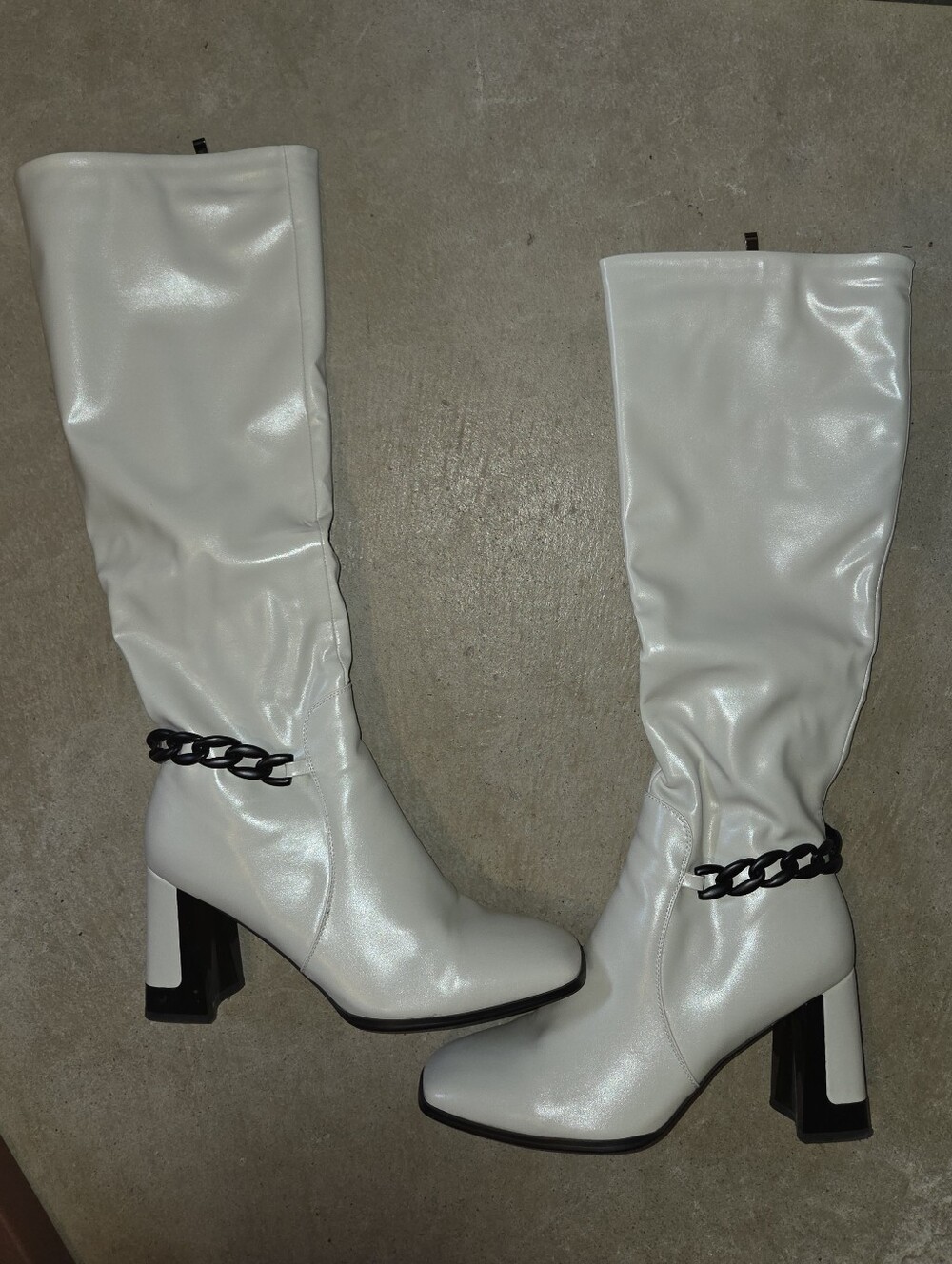 Torgeis New York White Knee-High Chain Boots – Size 11